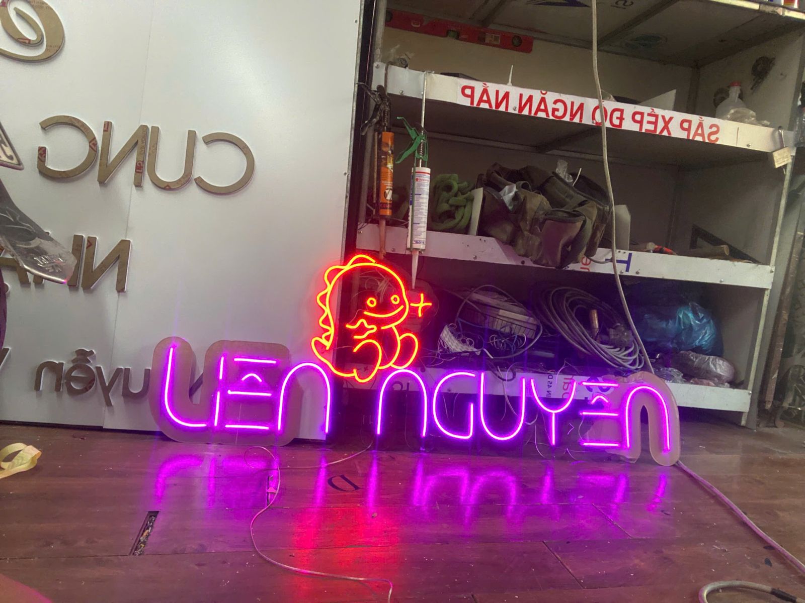thi công neon sign cho quán cafe nghệ thuật sắc nét