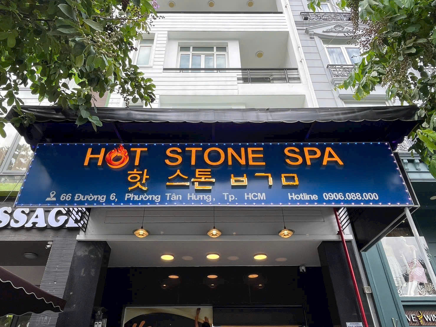 Thi công bảng hiệu nhôm mica sáng nội dung Hot Stone Spa